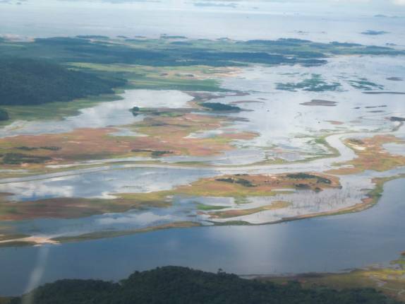 Represa alaga uma vasta planície ao norte do Parque Nacional Canaima, no caminho para Ciudad Bolívar, na Venezuela